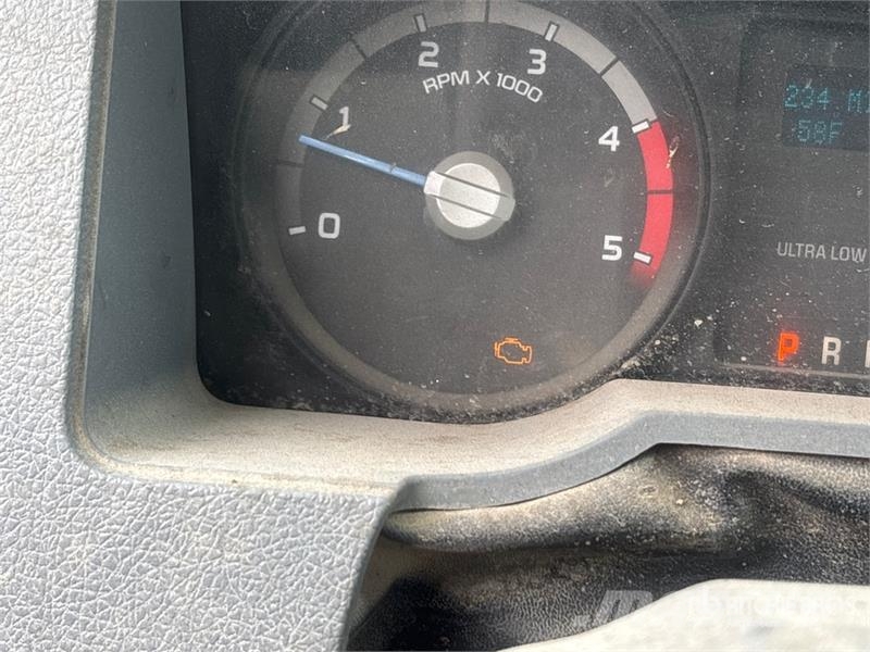 Ford F-450 平板栏板货车