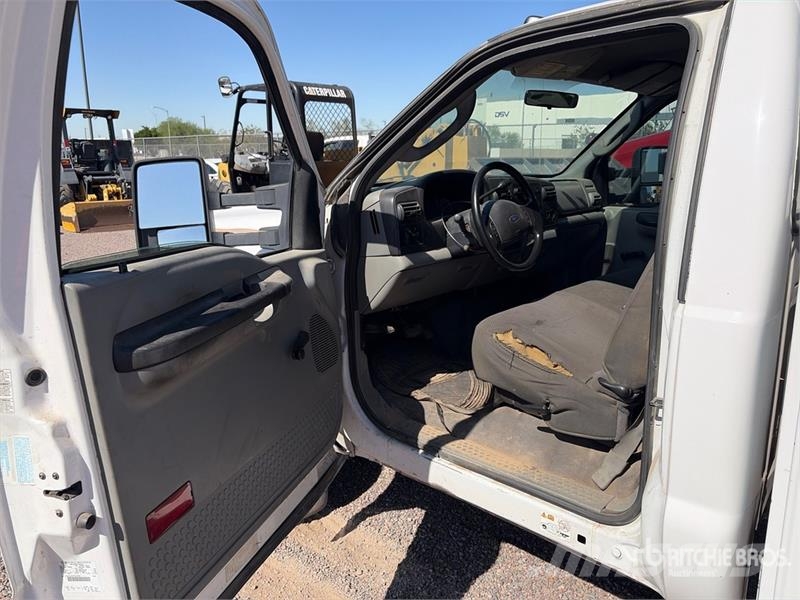 Ford F-450 4x2 Utility Truck Vieglais kravas automobilis/izkraušana no sāniem