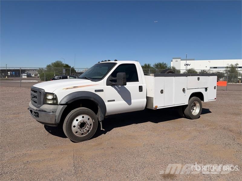 Ford F-450 4x2 Utility Truck Vieglais kravas automobilis/izkraušana no sāniem