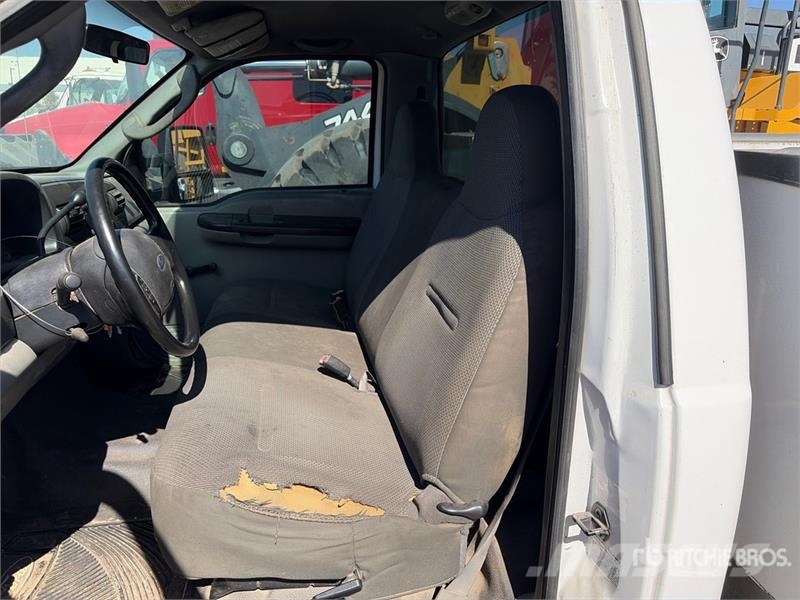 Ford F-450 4x2 Utility Truck Vieglais kravas automobilis/izkraušana no sāniem