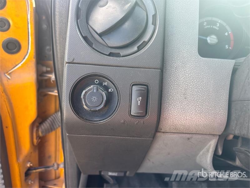 Ford F-450 XL 4x2 Cab and Chassis Cabins and interior