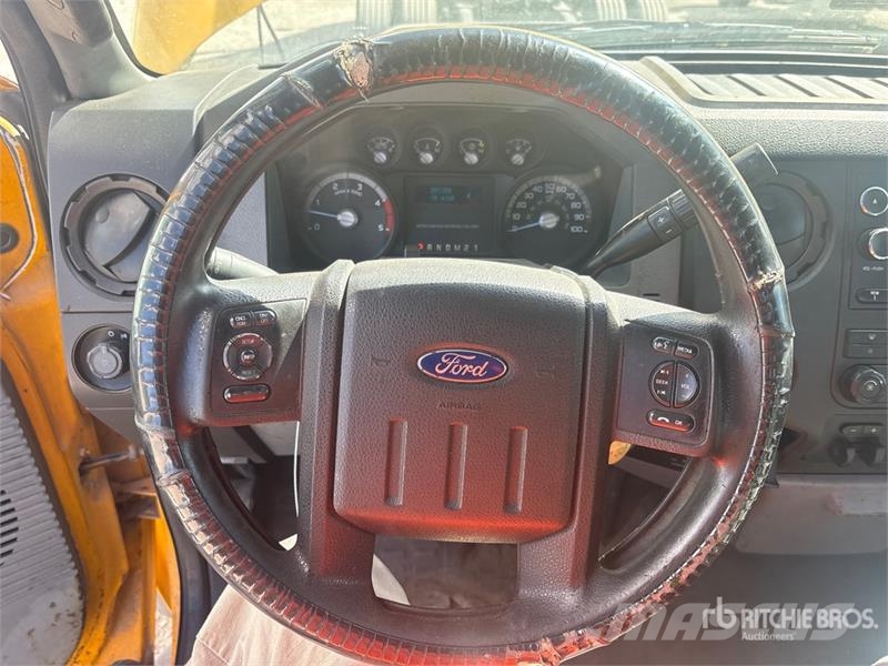 Ford F-450 XL 4x2 Cab and Chassis Cabins and interior