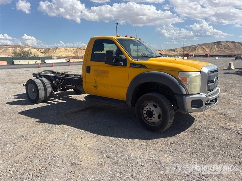 Ford F-450 XL 4x2 Cab and Chassis Cabins and interior