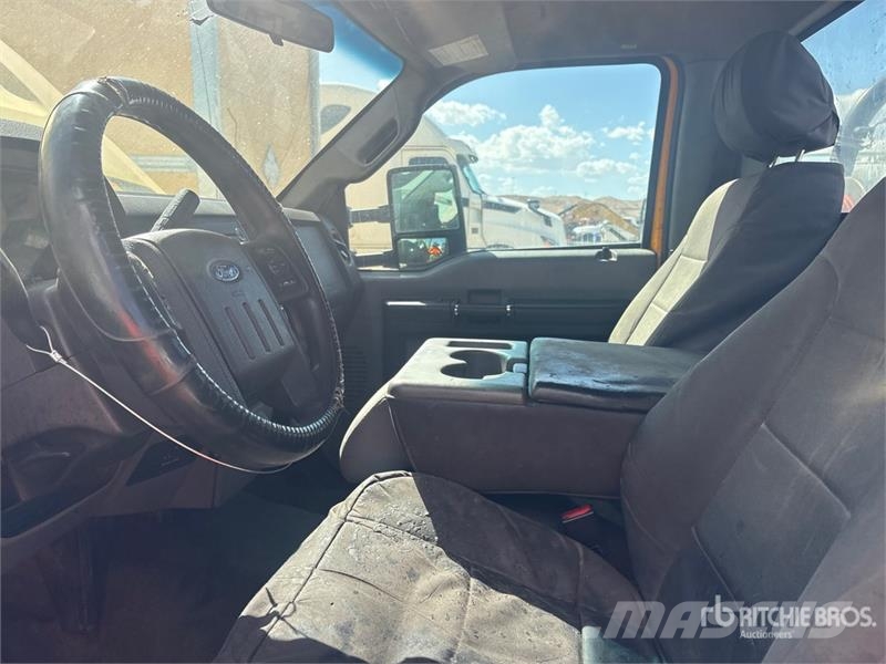 Ford F-450 XL 4x2 Cab and Chassis Cabins and interior