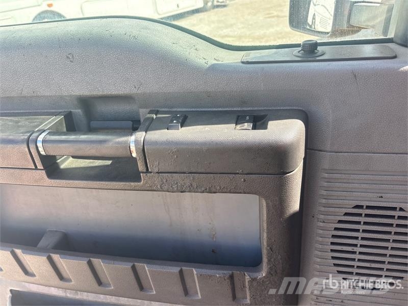 Ford F-450 XL 4x2 Cab and Chassis Cabins and interior