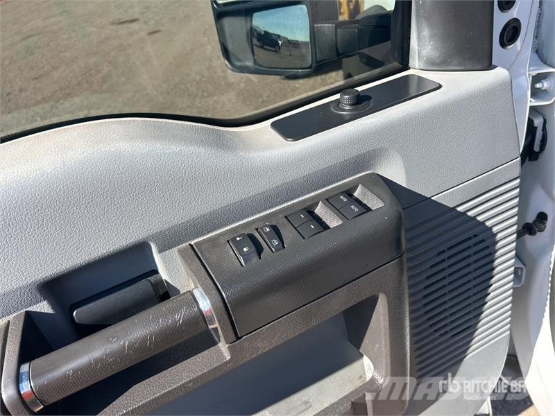 Ford F-450 XL 4x2 Crew Cab Cab and Chassis Кабини