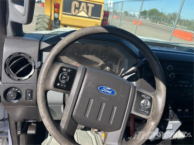 Ford F-450 XL 4x2 Crew Cab Cab and Chassis Кабини