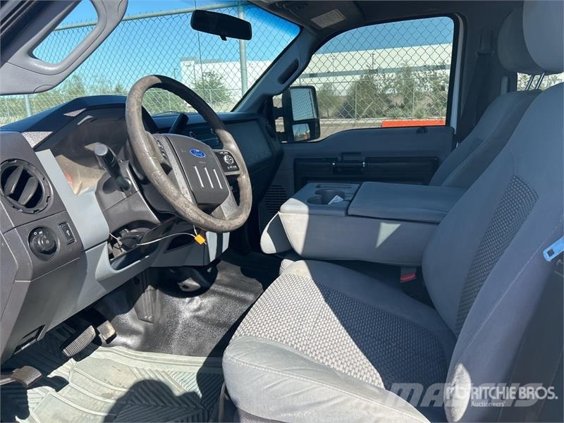 Ford F-450 XL 4x2 Crew Cab Cab and Chassis Кабини