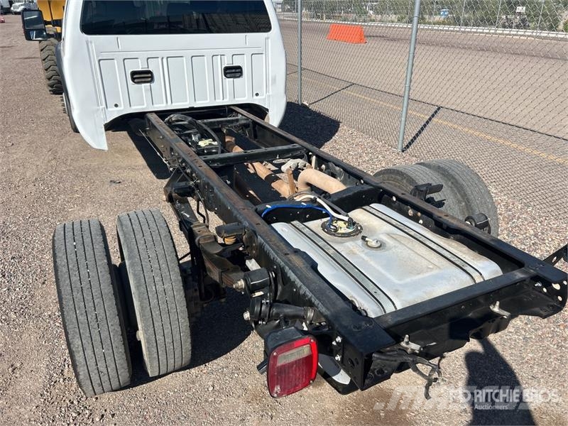 Ford F-450 XL 4x2 Crew Cab Cab and Chassis Кабини