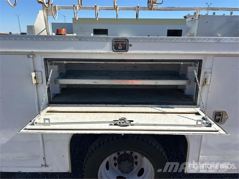 Ford F-450 XL 4x2 Extended Cab Utility Truck Pick-upy / Pojazdy z otwieranymi burtami