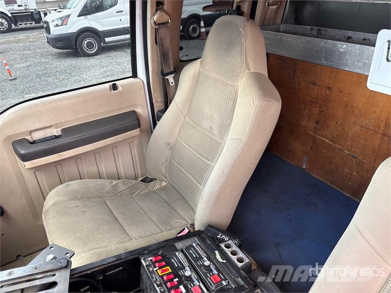 Ford F-450 XL 4x2 Extended Cab Utility Truck Pick-upy / Pojazdy z otwieranymi burtami