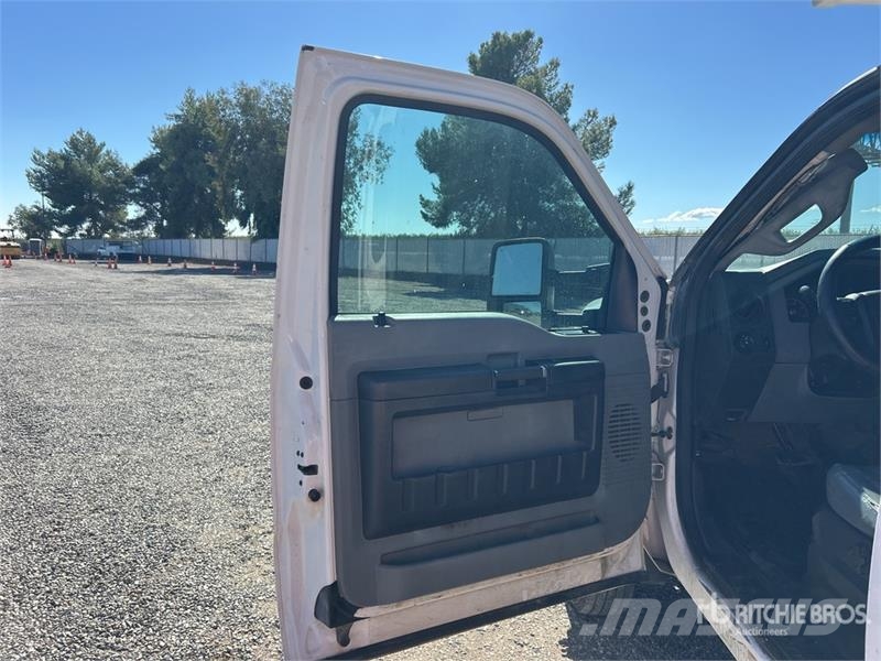Ford F-450 XL 4x2 Extended Cab Utility Truck Pick-upy / Pojazdy z otwieranymi burtami