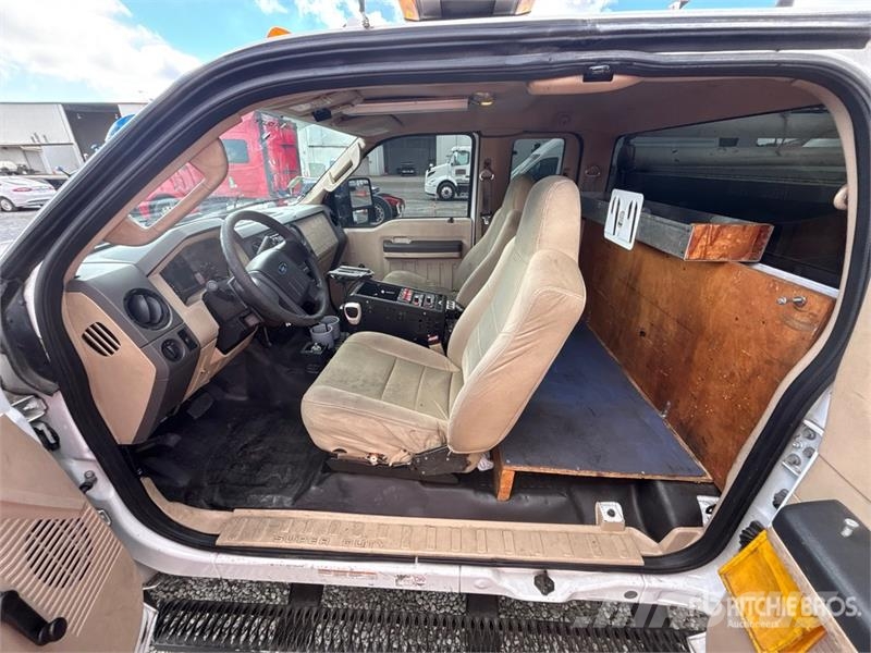 Ford F-450 XL 4x2 Extended Cab Utility Truck Pick-upy / Pojazdy z otwieranymi burtami