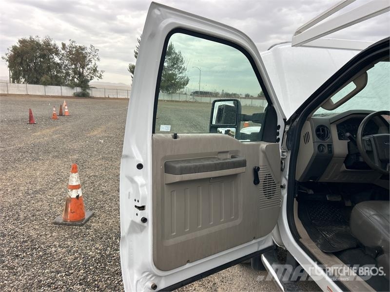 Ford F-450 XL 4x2 Flatbed Truck Flakbilar