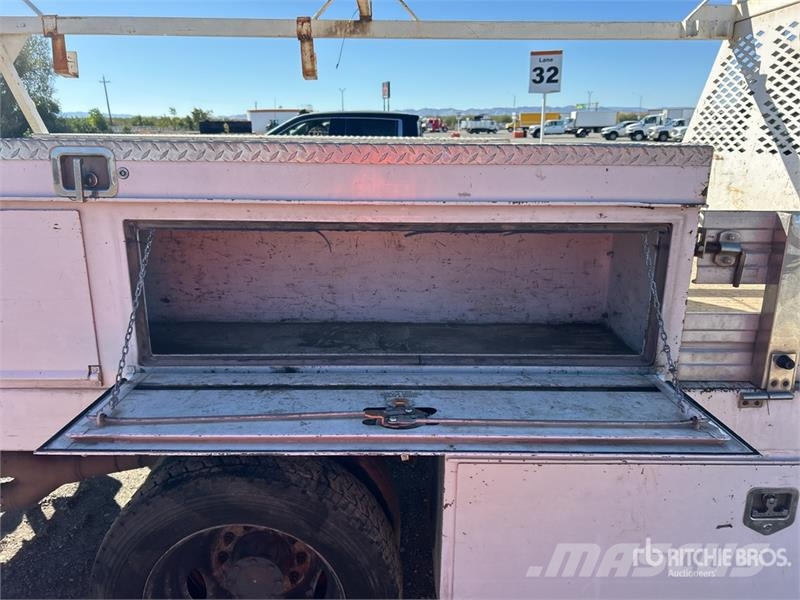 Ford F-450 XL 4x2 Flatbed Truck Platformas/izkraušana no sāniem
