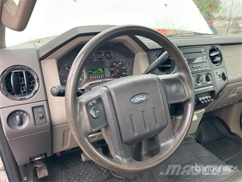 Ford F-450 XL 4x2 Flatbed Truck Flakbilar