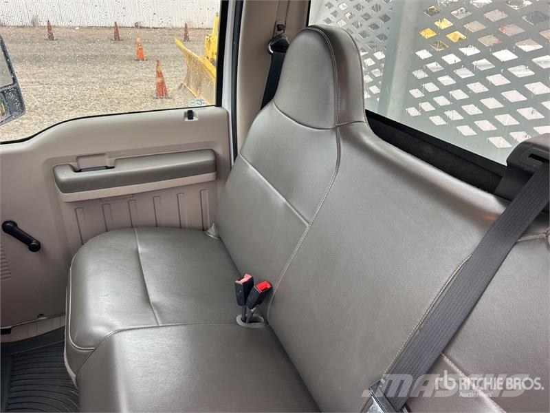 Ford F-450 XL 4x2 Flatbed Truck Flakbilar