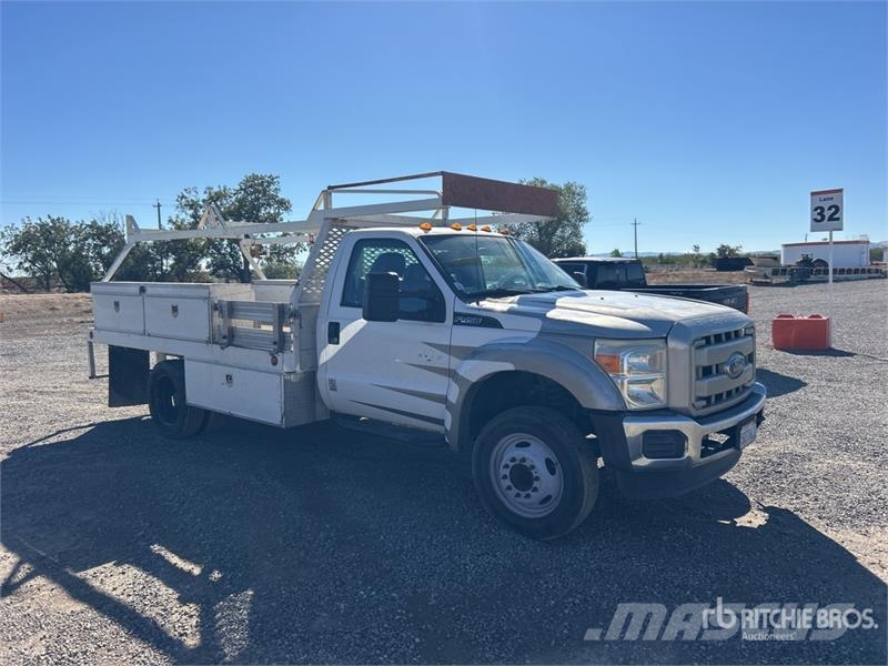 Ford F-450 XL 4x2 Flatbed Truck Platformas/izkraušana no sāniem