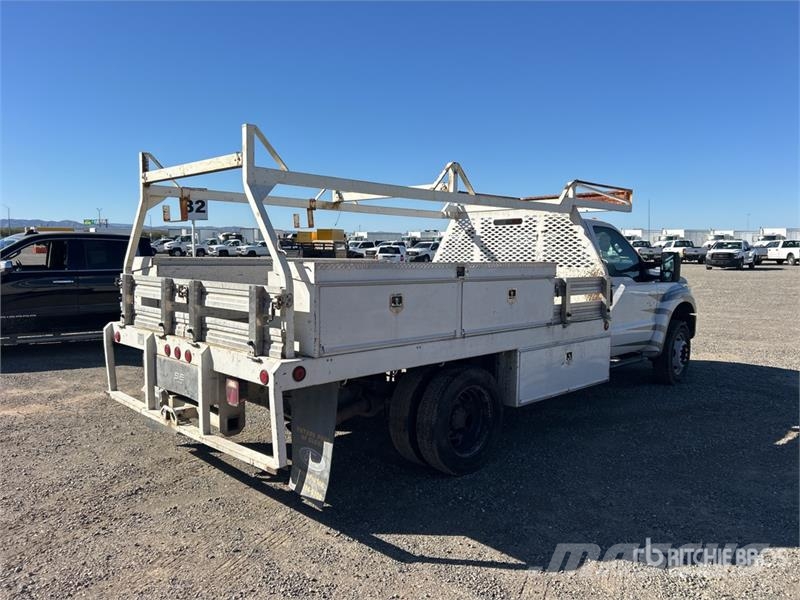 Ford F-450 XL 4x2 Flatbed Truck Platformas/izkraušana no sāniem