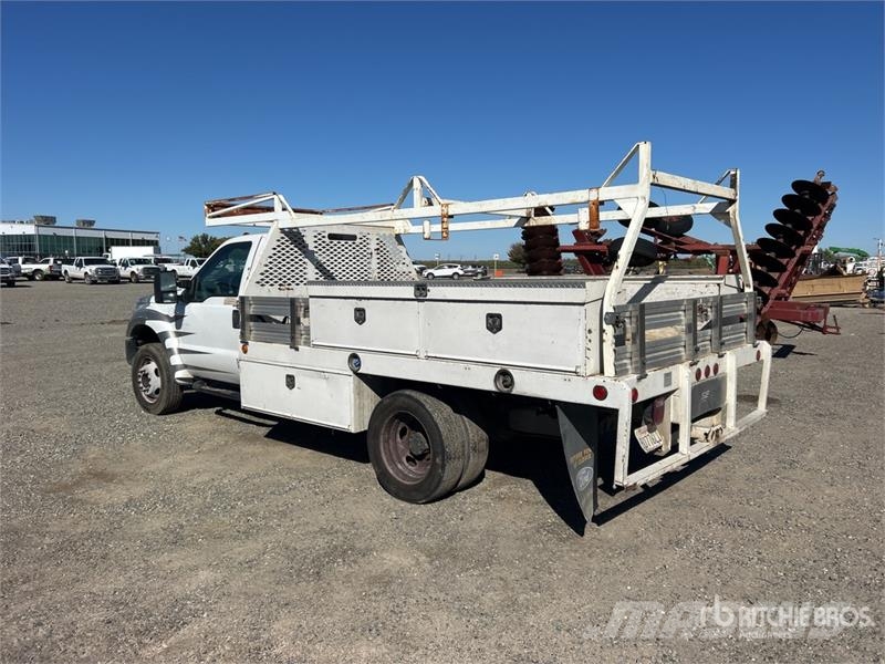 Ford F-450 XL 4x2 Flatbed Truck Platformas/izkraušana no sāniem