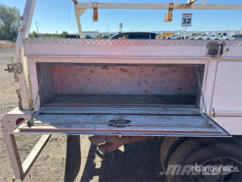 Ford F-450 XL 4x2 Flatbed Truck Platformas/izkraušana no sāniem