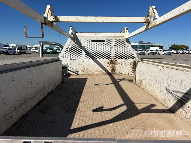 Ford F-450 XL 4x2 Flatbed Truck Platformas/izkraušana no sāniem