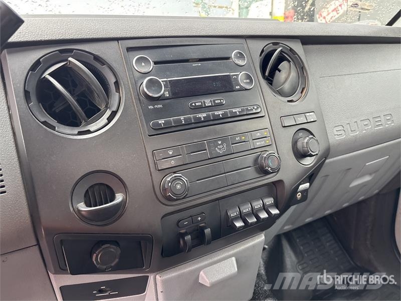 Ford F-450 XL 4x2 Utility Truck (Inoperable) Пикапи