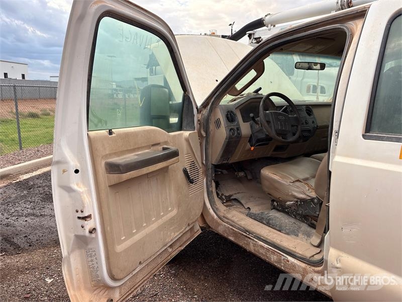 Ford F-450 XL 4x4 Crew Cab Utility Truck Vieglais kravas automobilis/izkraušana no sāniem