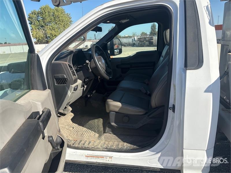 Ford F-550 Teherautóra szerelt emelők és állványok