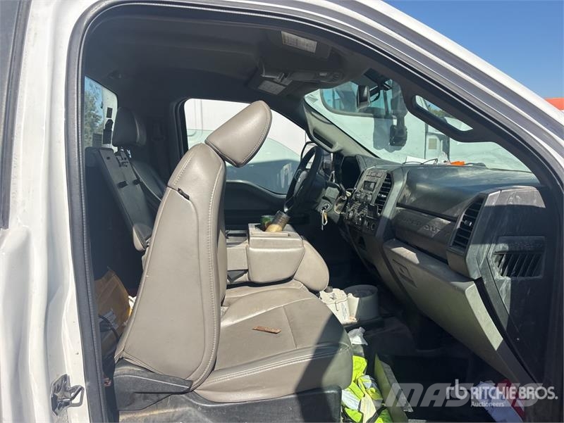 Ford F-550 Моторизирани платформи с талига