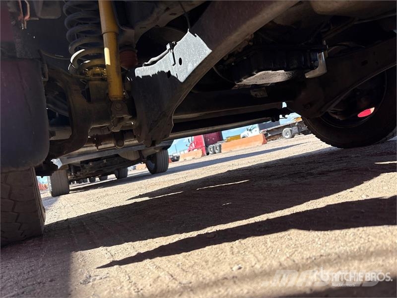 Ford F-550 Tovornjaki s kesonom/platojem