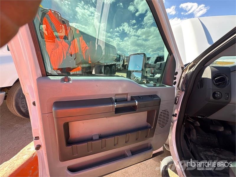 Ford F-550 Tovornjaki s kesonom/platojem