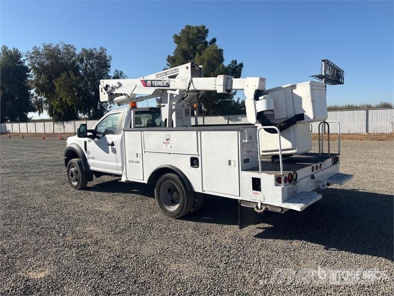 Ford F-550 Teherautóra szerelt emelők és állványok