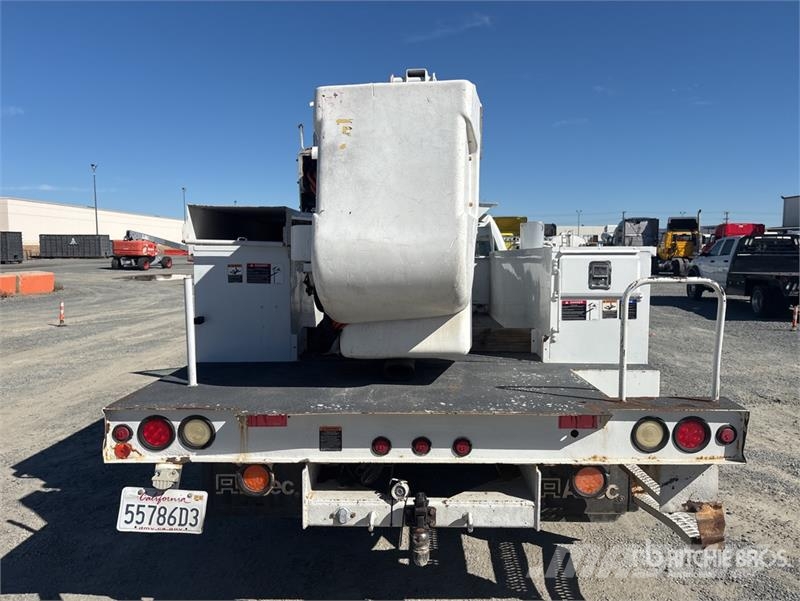 Ford F-550 卡車裝載高空作業車