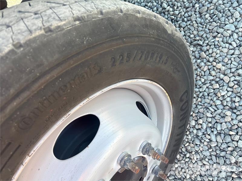 Ford F-550 Teherautóra szerelt emelők és állványok