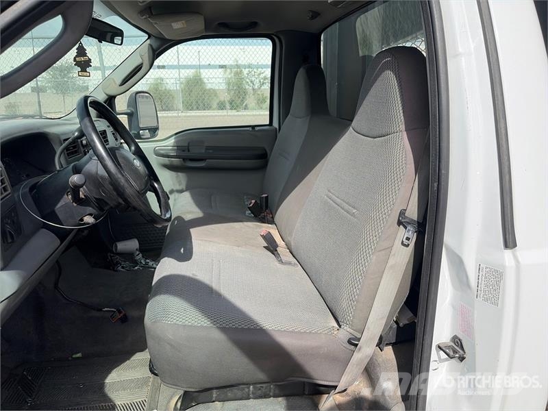 Ford F-550 Platformas/izkraušana no sāniem