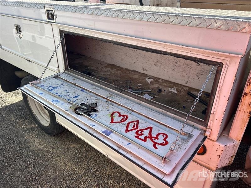 Ford F-550 Flatbed / Dropside trucks