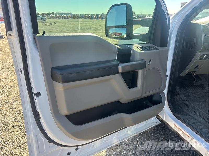 Ford F-550 Flatbed / Dropside trucks