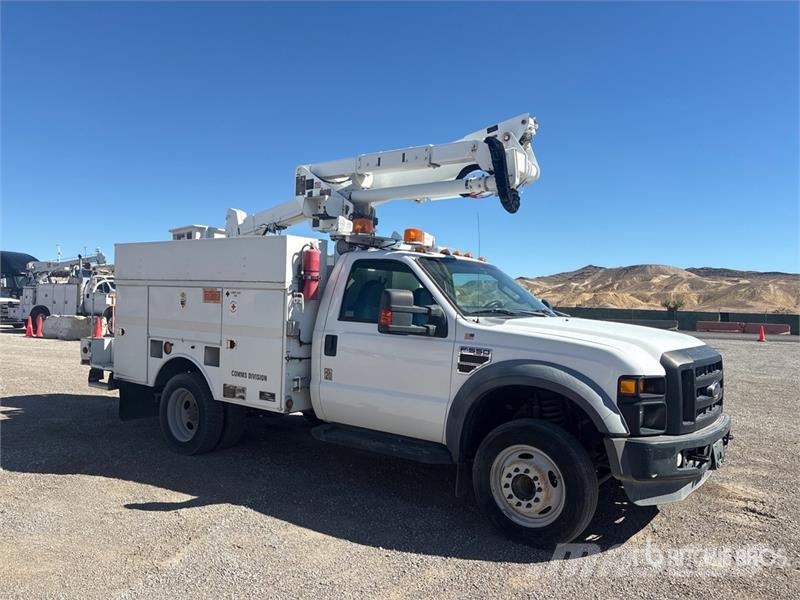 Ford F-550 Teherautóra szerelt emelők és állványok