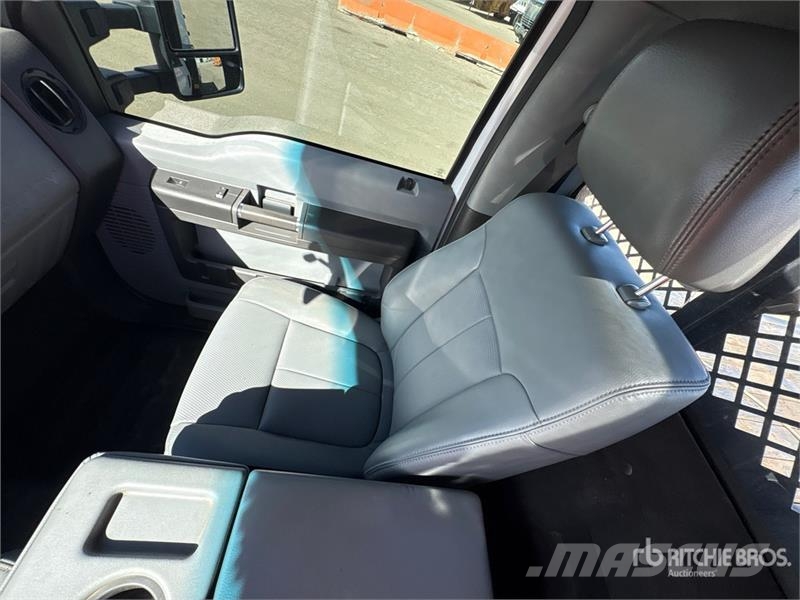 Ford F-550 Tovornjaki s kesonom/platojem