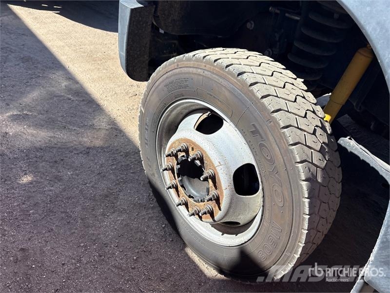 Ford F-550 Tovornjaki s kesonom/platojem