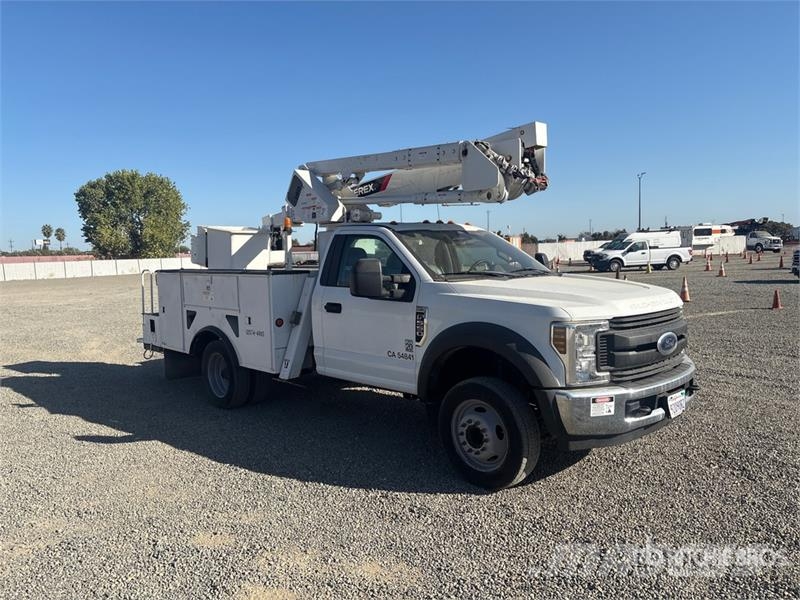 Ford F-550 Teherautóra szerelt emelők és állványok