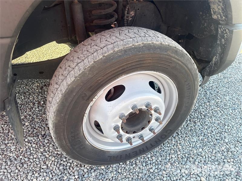 Ford F-550 Teherautóra szerelt emelők és állványok