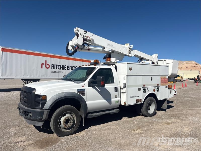 Ford F-550 Teherautóra szerelt emelők és állványok