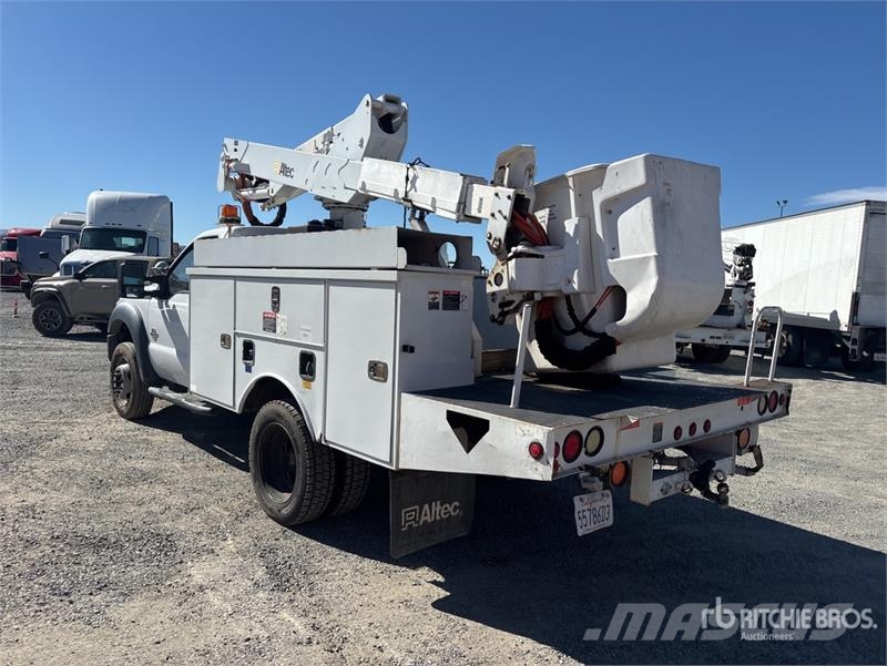 Ford F-550 卡車裝載高空作業車