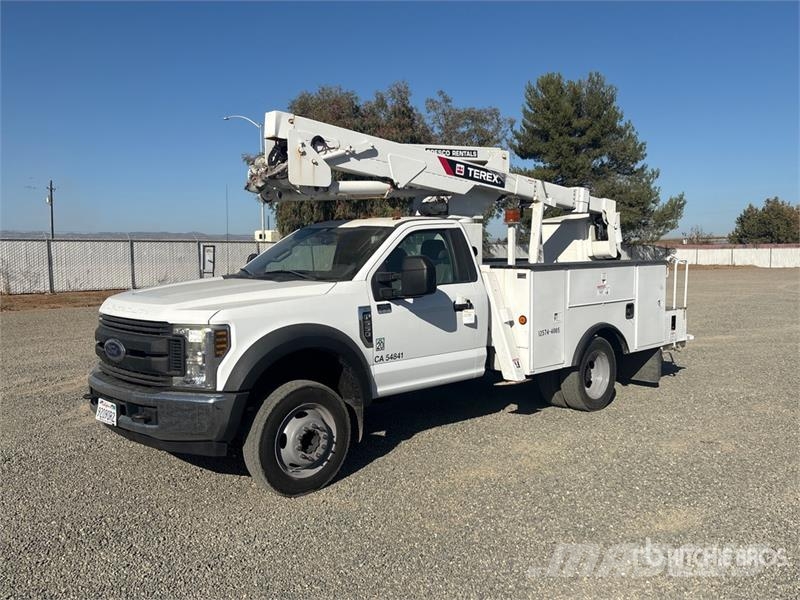 Ford F-550 Teherautóra szerelt emelők és állványok