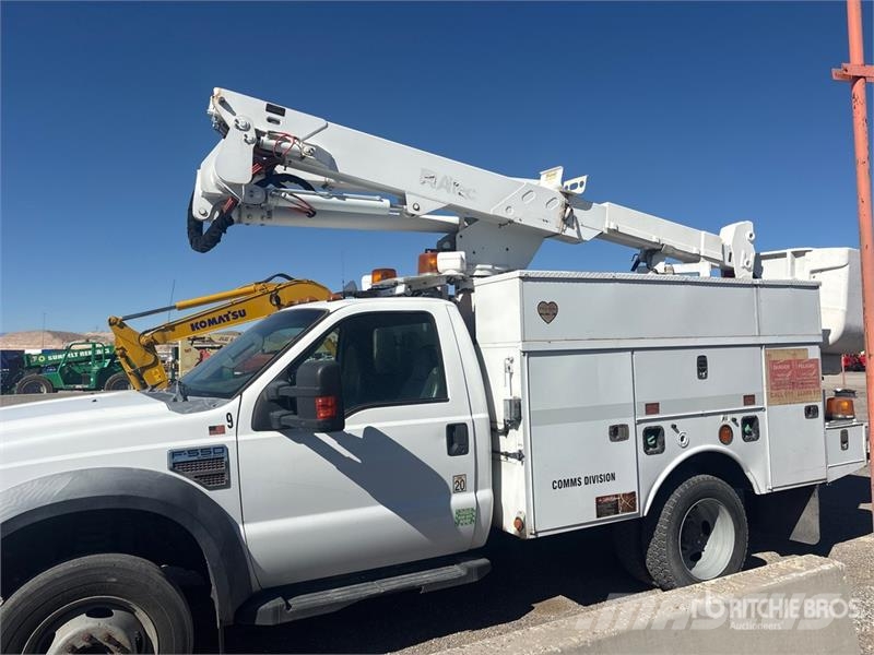 Ford F-550 Teherautóra szerelt emelők és állványok