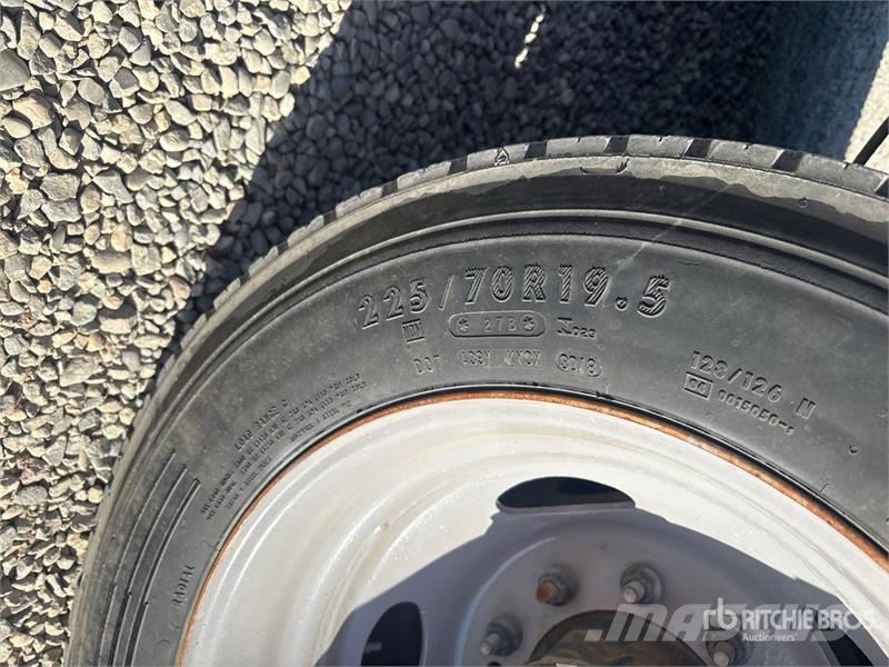 Ford F-550 Teherautóra szerelt emelők és állványok