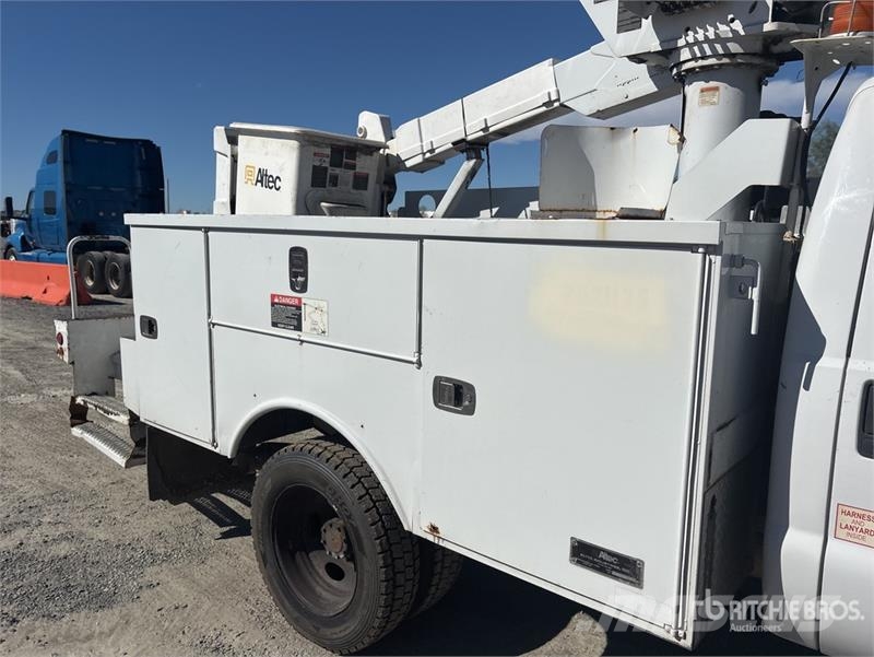 Ford F-550 卡車裝載高空作業車