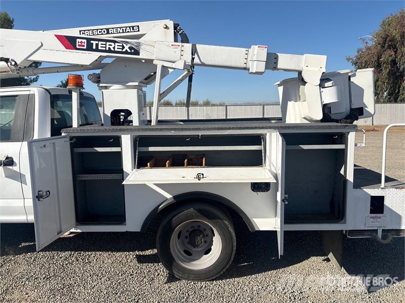 Ford F-550 Teherautóra szerelt emelők és állványok